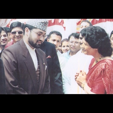 Rama Misra greets the Crown Prince of Nepal at Mukti-Gupteshwar